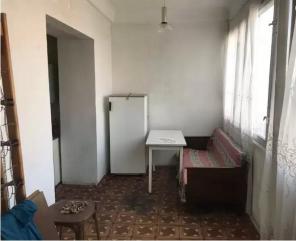 Ajapnyak Estonakan poxoc varcov 2 + 1 sen bnakaran maqur kahuyqov