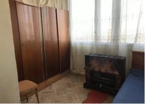 Ajapnyak Estonakan poxoc varcov 2 + 1 sen bnakaran maqur kahuyqov